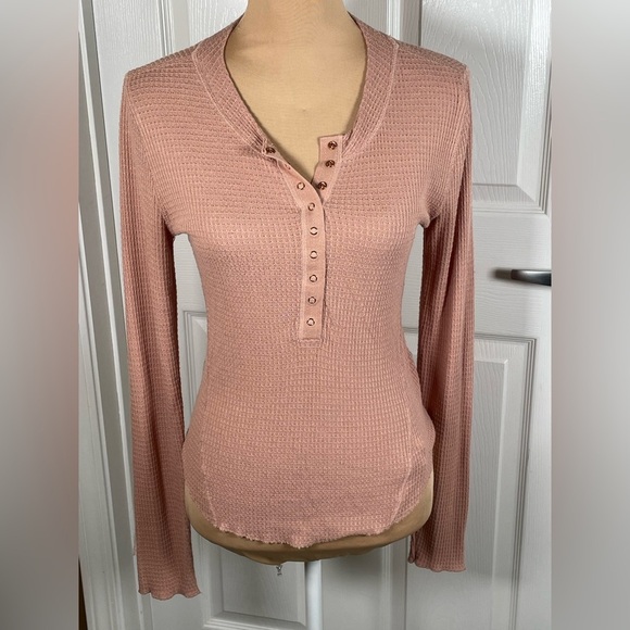 Free People One Of The Girls Henley Top in Rose Size Medium - Picture 6 of 9